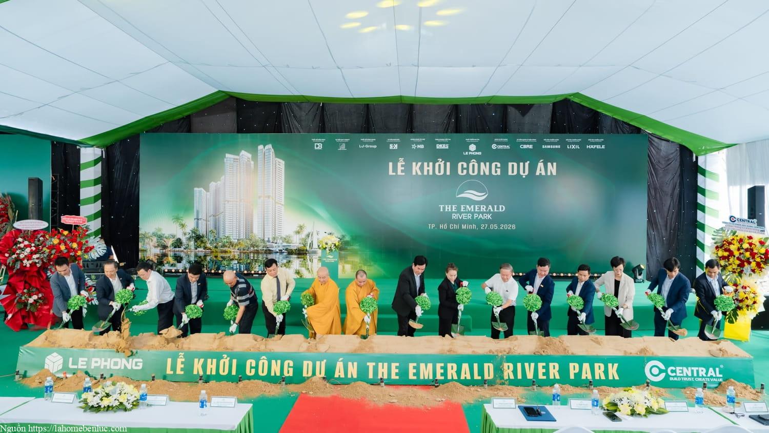 Ban lãnh đạo tổ chức nghi thức xúc cát để khởi công chính thức dự án The Emerald River Park, thực hiện trong khuôn khổ lễ