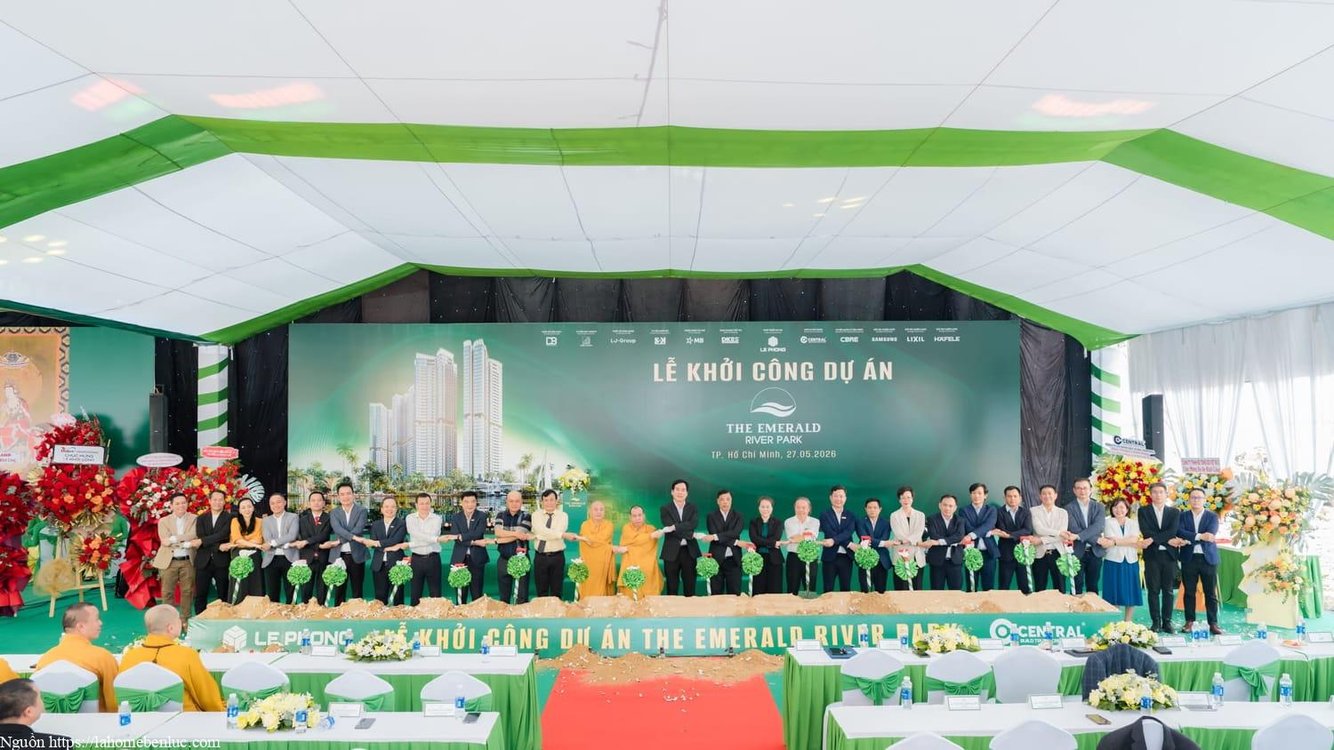 Lãnh đạo tiến hành nghi thức bắt tay tại lễ khởi công The Emerald River Park