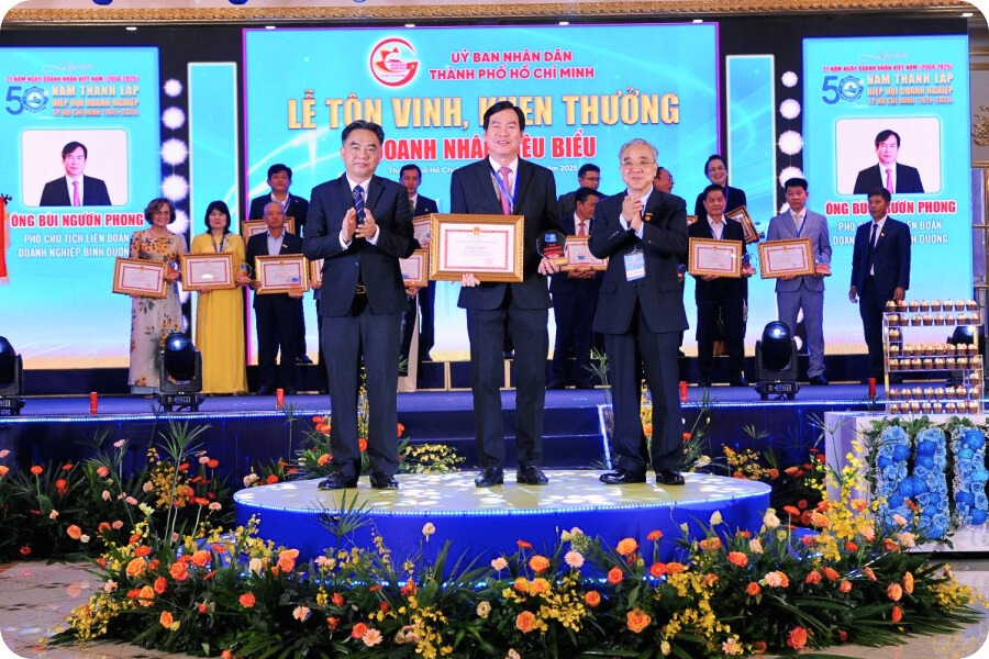 Lễ trao tặng Bằng khen của Chủ tịch UBND Thành phố cho Lê Phong cùng Chủ tịch Hội đồng quản trị Bùi Ngươn Phong vì những thành tích nổi bật trong lĩnh vực doanh nghiệp và doanh nhân.