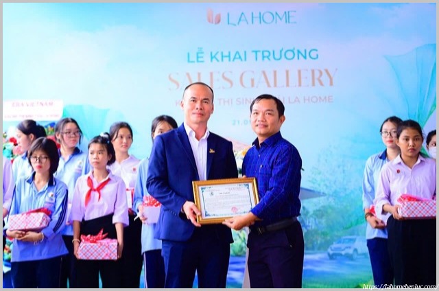 Ông Huỳnh Thiên Quân đại Diện CĐt Prodezi Long An Trao Học Bổng Cho Những Học Bổng Cho Học Sinh Khó Khăn