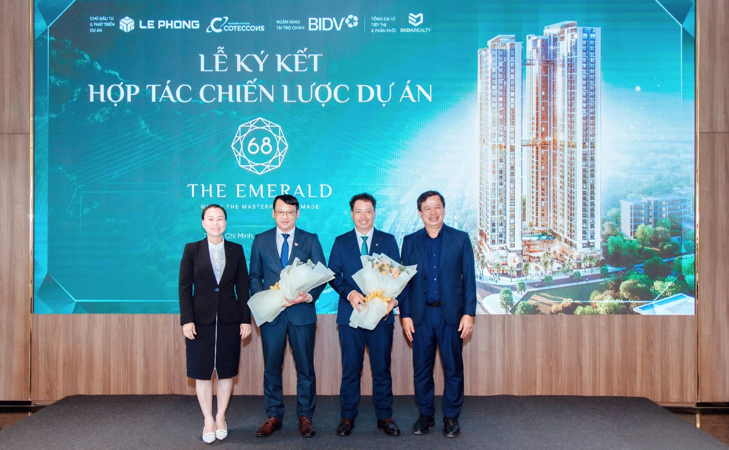 Phía bên trái, bà Trần Thị Hà, giữ chức Phó Tổng Giám đốc của Tập đoàn Lê Phong, đang xuất hiện trong bức ảnh.