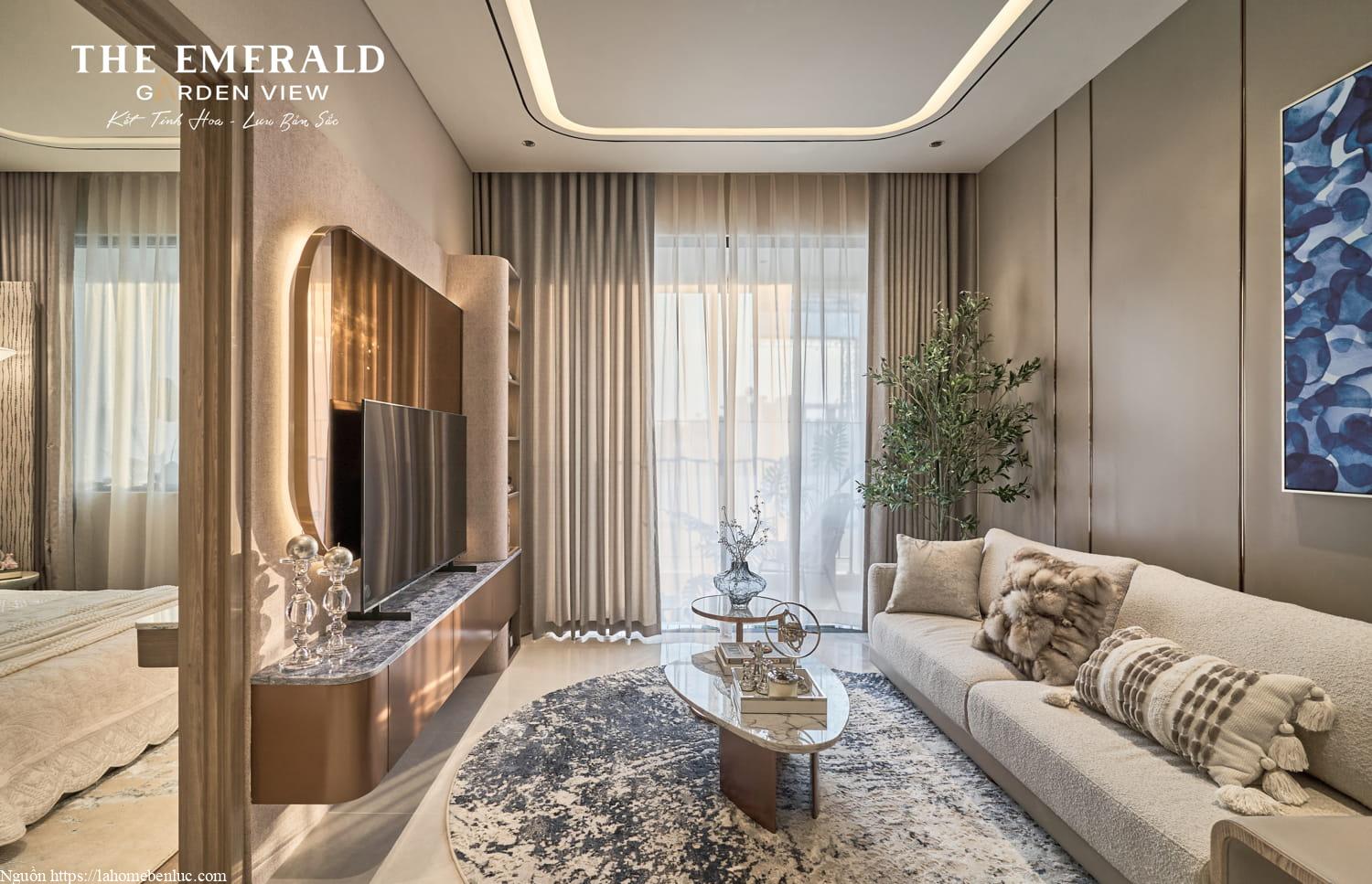 Phòng khách căn hộ mẫu 1PN+1 The Emerald Garden, bố trí sát ban công với tầm nhìn mở