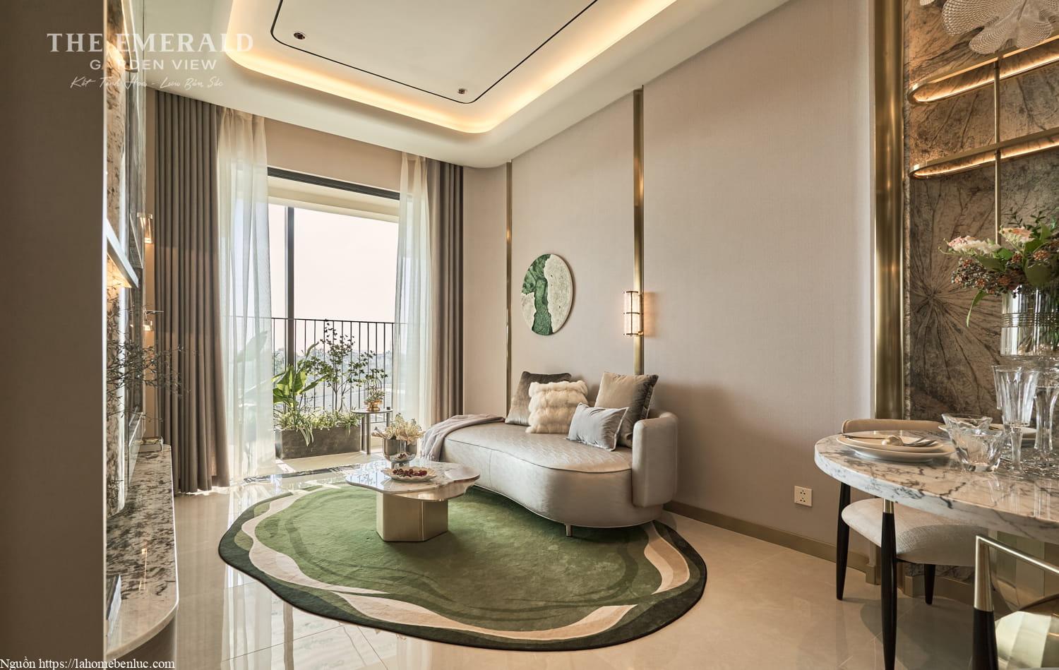 Phòng khách căn hộ mẫu 2PN The Emerald Garden, ban công rộng với tầm nhìn mở